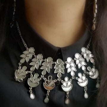 Stylish Glass Necklace with Earrings