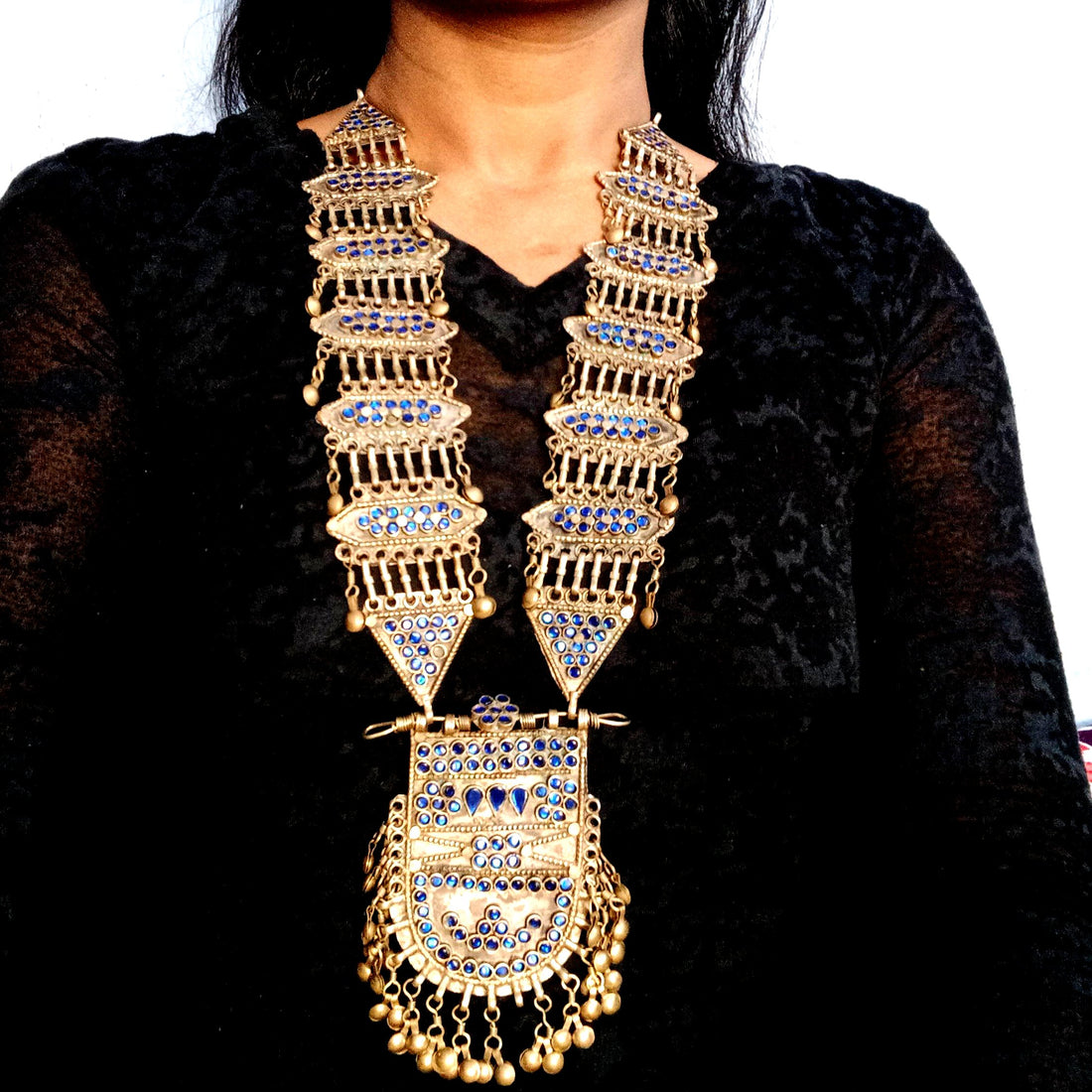 Afghan Mor har Blue Necklace